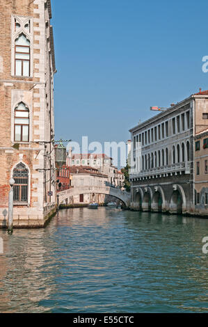 Ponte sul Rio dei Tolentini con Ca Foscari sul lato sinistro visto dal Canal Grande Venezia Italia in inizio di mattina di sole GRAND CANAL Foto Stock