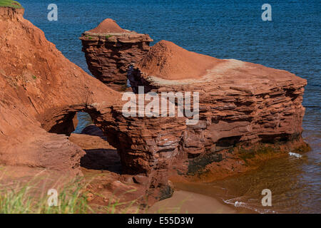 Le formazioni rocciose lungo la costa nord di Prince Edward Island, Canada. Foto Stock