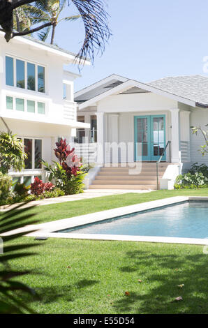 Bianco casa vacanza con piscina e giardino anteriore. Foto Stock