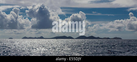 Barca a vela nel Sir Frances Drake Canale del Mar dei Caraibi tra gli Stati Uniti e le Isole Vergini britanniche Foto Stock