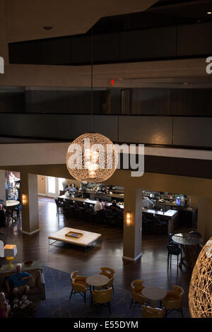 Vista della lobby dell'hotel e dal livello di mezzanino con apparecchi di illuminazione. Foto Stock