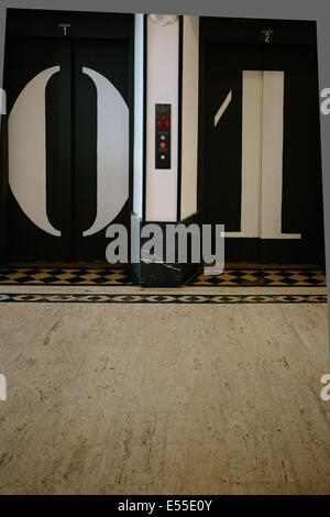 Ascensore in hotel lobby con numero di grafica stampata sulla porta. Foto Stock