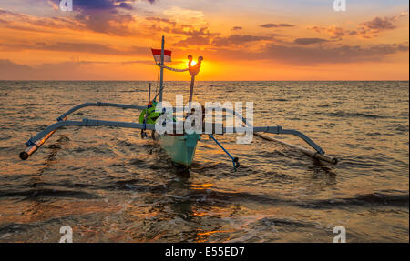 Barca da pesca off Lovina Beach, Bali, Indonesia Foto Stock