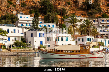 La barca di legno nel Porto Loutro, Chania, Creta, Grecia Foto Stock