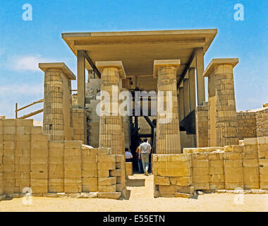 Entrata colonnata hall del complesso funerario di Zoser, Saqqara, Egitto Foto Stock