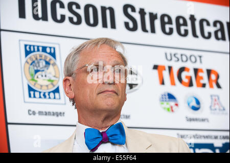 Tucson, Arizona, Stati Uniti. 21 Luglio, 2014. Sost. EARL BLUMENAUER (D-Washington) ha partecipato ad un evento VIP per questa settimana di lancio pubblico di Tucson, in Arizona è di nuovo street car system denominato Sun Link. Il sistema di ferrovia leggera corre un po' più di tre miglia tra l'Università di Arizona e il lato ovest del centro cittadino. A lungo termine, la città spera di espandere il programma. Il $196 milioni di progetto è stato finanziato da un $63 milioni TIGER federale concede, e $89 milioni di euro in finanziamenti locali. Blumenauer era in casa i trasporti e le infrastrutture comitato quando i finanziamenti federali per Sun Link è stato approvato; Foto Stock