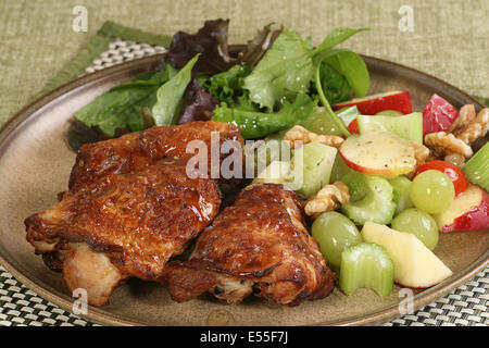 Arrosto di cosce di pollo con insalata mista Foto Stock