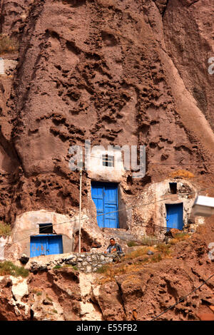 Rock case di taglio al Vecchio Porto di Fira, nella caldera dell'isola di Santorini, Cicladi Mar Egeo, Grecia Foto Stock