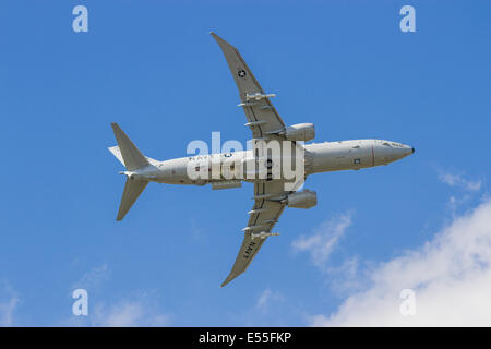 Il Boeing P-8A Poseidon fu presentato al Farnborough International Air Show il 15 luglio 2014. L'aereo, utilizzato dalla US Navy, è progettato per pattuglia marittima, guerra anti-sommergibile e missioni di sorveglianza. Ha dimostrato le sue capacità multiruolo nella difesa e nella raccolta di informazioni. Foto Stock