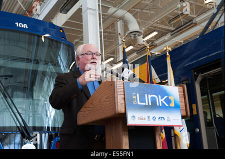 Tucson, Arizona, Stati Uniti. 21 Luglio, 2014. Sost. RON BARBER (D-Ariz.) parla di un evento VIP per questa settimana di lancio pubblico di Tucson, in Arizona è di nuovo street car system denominato Sun Link. Il sistema di ferrovia leggera corre un po' più di tre miglia tra l'Università di Arizona e il lato ovest del centro cittadino. A lungo termine, la città spera di espandere il programma. Il $196 milioni di progetto è stato finanziato da un $63 milioni TIGER federale concede, e $89 milioni di euro in finanziamenti locali. Credito: Sarà Seberger/ZUMA filo/Alamy Live News Foto Stock