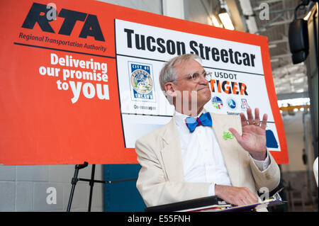 Tucson, Arizona, Stati Uniti. 21 Luglio, 2014. Sost. EARL BLUMENAUER (D-Washington) ha partecipato ad un evento VIP per questa settimana di lancio pubblico di Tucson, in Arizona è di nuovo street car system denominato Sun Link. Il sistema di ferrovia leggera corre un po' più di tre miglia tra l'Università di Arizona e il lato ovest del centro cittadino. A lungo termine, la città spera di espandere il programma. Il $196 milioni di progetto è stato finanziato da un $63 milioni TIGER federale concede, e $89 milioni di euro in finanziamenti locali. Blumenauer era in casa i trasporti e le infrastrutture comitato quando i finanziamenti federali per Sun Link è stato approvato; Foto Stock