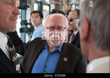 Tucson, Arizona, Stati Uniti. 21 Luglio, 2014. Sost. RON BARBER (D-Ariz.) rides Tucson il nuovo sistema di tram a un evento VIP per questa settimana di lancio pubblico di Tucson, in Arizona è di nuovo Sun Link il treno. Il sistema di ferrovia leggera corre un po' più di tre miglia tra l'Università di Arizona e il lato ovest del centro cittadino. A lungo termine, la città spera di espandere il programma. Il $196 milioni di progetto è stato finanziato da un $63 milioni TIGER federale concede, e $89 milioni di euro in finanziamenti locali. Credito: Sarà Seberger/ZUMA filo/Alamy Live News Foto Stock