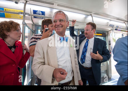 Tucson, Arizona, Stati Uniti. 21 Luglio, 2014. Sost. EARL BLUMENAUER (D-Washington) rides Tucson il nuovo sistema di tram a un evento VIP per questa settimana di lancio pubblico di Tucson, in Arizona è di nuovo Sun Link il treno. Il sistema di ferrovia leggera corre un po' più di tre miglia tra l'Università di Arizona e il lato ovest del centro cittadino. A lungo termine, la città spera di espandere il programma. Il $196 milioni di progetto è stato finanziato da un $63 milioni TIGER federale concede, e $89 milioni di euro in finanziamenti locali. Blumenauer era in casa i trasporti e le infrastrutture comitato quando i finanziamenti federali per Sun Link era Foto Stock