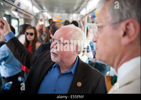 Tucson, Arizona, Stati Uniti. 21 Luglio, 2014. Sost. RON BARBER (D-Ariz.) rides Tucson il nuovo sistema di tram a un evento VIP per questa settimana di lancio pubblico di Tucson, in Arizona è di nuovo Sun Link il treno. Il sistema di ferrovia leggera corre un po' più di tre miglia tra l'Università di Arizona e il lato ovest del centro cittadino. A lungo termine, la città spera di espandere il programma. Il $196 milioni di progetto è stato finanziato da un $63 milioni TIGER federale concede, e $89 milioni di euro in finanziamenti locali. Credito: Sarà Seberger/ZUMA filo/Alamy Live News Foto Stock