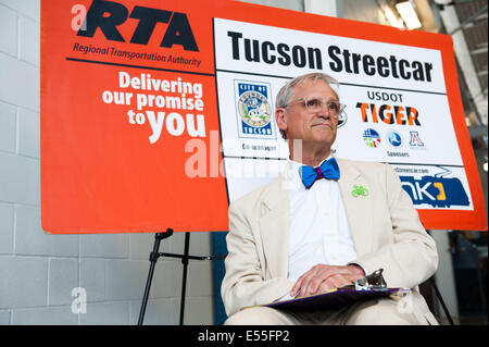 Tucson, Arizona, Stati Uniti. 21 Luglio, 2014. Sost. EARL BLUMENAUER (D-Washington) ha partecipato ad un evento VIP per questa settimana di lancio pubblico di Tucson, in Arizona è di nuovo street car system denominato Sun Link. Il sistema di ferrovia leggera corre un po' più di tre miglia tra l'Università di Arizona e il lato ovest del centro cittadino. A lungo termine, la città spera di espandere il programma. Il $196 milioni di progetto è stato finanziato da un $63 milioni TIGER federale concede, e $89 milioni di euro in finanziamenti locali. Blumenauer era in casa i trasporti e le infrastrutture comitato quando i finanziamenti federali per Sun Link è stato approvato; Foto Stock