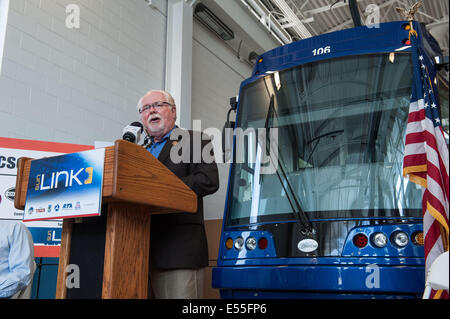 Tucson, Arizona, Stati Uniti. 21 Luglio, 2014. Sost. RON BARBER (D-Ariz.) parla di un evento VIP per questa settimana di lancio pubblico di Tucson, in Arizona è di nuovo street car system denominato Sun Link. Il sistema di ferrovia leggera corre un po' più di tre miglia tra l'Università di Arizona e il lato ovest del centro cittadino. A lungo termine, la città spera di espandere il programma. Il $196 milioni di progetto è stato finanziato da un $63 milioni TIGER federale concede, e $89 milioni di euro in finanziamenti locali. Credito: Sarà Seberger/ZUMA filo/Alamy Live News Foto Stock