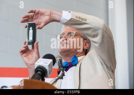 Tucson, Arizona, Stati Uniti. 21 Luglio, 2014. Sost. EARL BLUMENAUER (D-Washington) ha partecipato ad un evento VIP per questa settimana di lancio pubblico di Tucson, in Arizona è di nuovo street car system denominato Sun Link. Il sistema di ferrovia leggera corre un po' più di tre miglia tra l'Università di Arizona e il lato ovest del centro cittadino. A lungo termine, la città spera di espandere il programma. Il $196 milioni di progetto è stato finanziato da un $63 milioni TIGER federale concede, e $89 milioni di euro in finanziamenti locali. Blumenauer era in casa i trasporti e le infrastrutture comitato quando i finanziamenti federali per Sun Link è stato approvato; Foto Stock