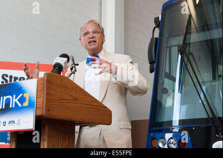 Tucson, Arizona, Stati Uniti. 21 Luglio, 2014. Sost. EARL BLUMENAUER (D-Washington) parla di un evento VIP per questa settimana di lancio pubblico di Tucson, in Arizona è di nuovo street car system denominato Sun Link. Il sistema di ferrovia leggera corre un po' più di tre miglia tra l'Università di Arizona e il lato ovest del centro cittadino. A lungo termine, la città spera di espandere il programma. Il $196 milioni di progetto è stato finanziato da un $63 milioni TIGER federale concede, e $89 milioni di euro in finanziamenti locali. Blumenauer era in casa i trasporti e le infrastrutture comitato quando i finanziamenti federali per Sun Link è stata approvata Foto Stock