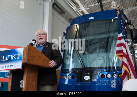 Tucson, Arizona, Stati Uniti. 21 Luglio, 2014. Sost. RON BARBER (D-Ariz.) parla di un evento VIP per questa settimana di lancio pubblico di Tucson, in Arizona è di nuovo street car system denominato Sun Link. Il sistema di ferrovia leggera corre un po' più di tre miglia tra l'Università di Arizona e il lato ovest del centro cittadino. A lungo termine, la città spera di espandere il programma. Il $196 milioni di progetto è stato finanziato da un $63 milioni TIGER federale concede, e $89 milioni di euro in finanziamenti locali. Credito: Sarà Seberger/ZUMA filo/Alamy Live News Foto Stock