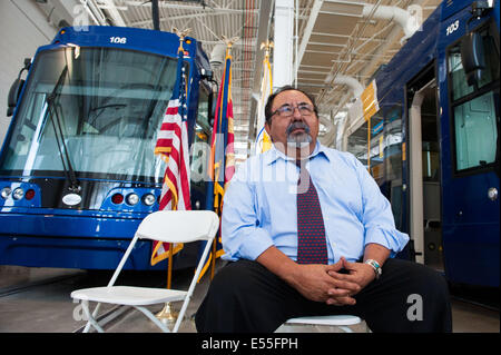 Tucson, Arizona, Stati Uniti. 21 Luglio, 2014. Sost. RAUL GRIJALVA (D-Ariz.) appare in corrispondenza di un evento VIP per questa settimana di lancio pubblico di Tucson, in Arizona è di nuovo street car system denominato Sun Link. Il sistema di ferrovia leggera corre un po' più di tre miglia tra l'Università di Arizona e il lato ovest del centro cittadino. A lungo termine, la città spera di espandere il programma. Il $196 milioni di progetto è stato finanziato da un $63 milioni TIGER federale concede, e $89 milioni di euro in finanziamenti locali. Credito: Sarà Seberger/ZUMA filo/Alamy Live News Foto Stock