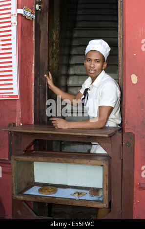 Un giovane uomo vendendo torte e pane da un piccolo business di cottura corre da lui a casa. I cubani sono in via di sviluppo i propri business Foto Stock