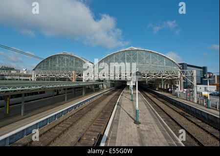 Un vuoto che la stazione ferroviaria di Manchester Piccadilly senza i treni in servizio Foto Stock