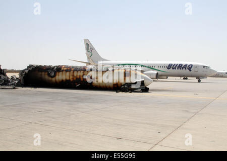 Tripoli, Libia. 21 Luglio, 2014. La foto scattata a luglio 21, 2014 mostra il relitto di un aereo a Tripoli Aeroporto Internazionale, Libia. L'aeroporto è stata costantemente sotto attacco dai combattenti islamisti dal luglio 13 con la morte pedaggio raggiungendo 47. Credito: Hamza Turkia/Xinhua/Alamy Live News Foto Stock