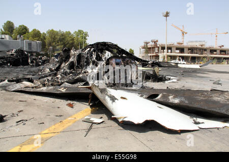 Tripoli, Libia. 21 Luglio, 2014. La foto scattata a luglio 21, 2014 mostra il relitto di un aereo a Tripoli Aeroporto Internazionale, Libia. L'aeroporto è stata costantemente sotto attacco dai combattenti islamisti dal luglio 13 con la morte pedaggio raggiungendo 47. Credito: Hamza Turkia/Xinhua/Alamy Live News Foto Stock