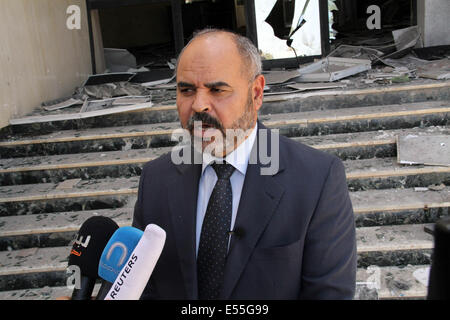 Tripoli, Libia. 21 Luglio, 2014. Libia il Ministro dei trasporti Abdul Qader Mohammed Ahmed Al-Ayib prende un intervista a Tripoli Aeroporto Internazionale, la Libia, il 21 luglio 2014. L'aeroporto è stata costantemente sotto attacco dai combattenti islamisti dal luglio 13 con la morte pedaggio raggiungendo 47. Credito: Hamza Turkia/Xinhua/Alamy Live News Foto Stock