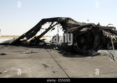 Tripoli, Libia. 21 Luglio, 2014. La foto scattata a luglio 21, 2014 mostra il relitto di un aereo a Tripoli Aeroporto Internazionale, Libia. L'aeroporto è stata costantemente sotto attacco dai combattenti islamisti dal luglio 13 con la morte pedaggio raggiungendo 47. Credito: Hamza Turkia/Xinhua/Alamy Live News Foto Stock