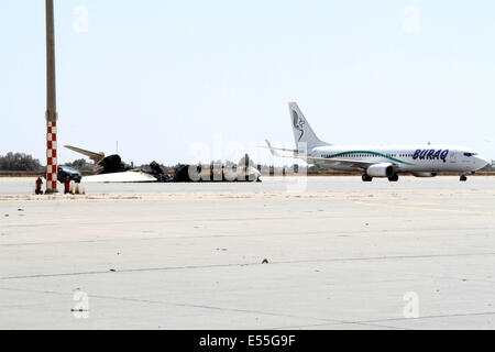 Tripoli, Libia. 21 Luglio, 2014. La foto scattata a luglio 21, 2014 mostra il relitto di un aereo a Tripoli Aeroporto Internazionale, Libia. L'aeroporto è stata costantemente sotto attacco dai combattenti islamisti dal luglio 13 con la morte pedaggio raggiungendo 47. Credito: Hamza Turkia/Xinhua/Alamy Live News Foto Stock