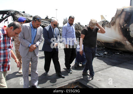 Tripoli, Libia. 21 Luglio, 2014. Libia il Ministro dei trasporti Abdul Qader Mohammed Ahmed Al-Ayib(3 R) controlla la tarmac danneggiato a Tripoli Aeroporto Internazionale, la Libia, il 21 luglio 2014. L'aeroporto è stata costantemente sotto attacco dai combattenti islamisti dal luglio 13 con la morte pedaggio raggiungendo 47. Credito: Hamza Turkia/Xinhua/Alamy Live News Foto Stock