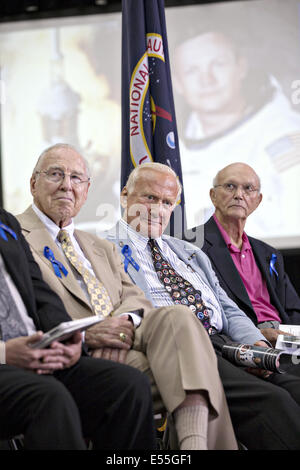 Apollo gli astronauti da sinistra: Jim Lovell, Buzz Aldrin e Michael Collins durante una cerimonia di ridenominazione delle operazioni per la costruzione di compagni di astronauta Neil Armstrong Luglio 21, 2014 a Cape Canaveral, in Florida. La cerimonia è stata parte della NASA il quarantacinquesimo anniversario dell'Apollo 11 sbarco sulla luna. Foto Stock