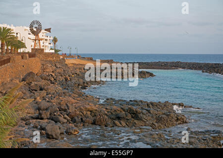 Guardando al mare come il sole scende e illumina la costa. Preso da una città di Lanzarote. Foto Stock