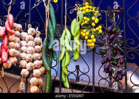 Erbe e spezie disposti in cesti al di fuori di un negozio in Marrakech, Marocco. Foto Stock