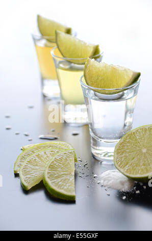 Tequila riprese con calce e sale Foto Stock