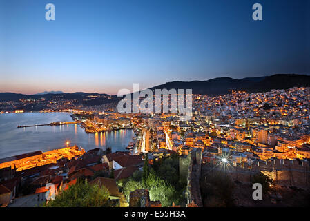 Panoramica vista notturna del porto di Kavala dal castello della città. è possibile vedere sia il vecchio e la parte moderna di Kavala. Foto Stock