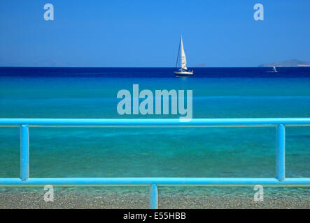 Uno yacht a Kamari, Kefalos bay, isola di Kos, Dodecanneso, Mar Egeo, Grecia Foto Stock