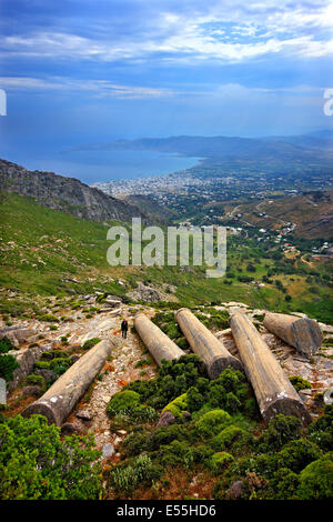 Dimenticato antiche colonne in corrispondenza di una antica cava sulle pendici del monte Ochi ('Oche'), Eubea ("Evvoia') Island, Grecia centrale. Foto Stock