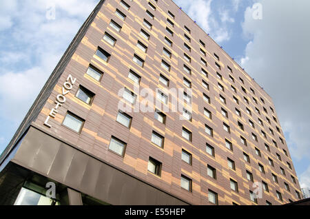 Londra, UK, 15 maggio, 2014: Verso l'alto vista del copperclad Novotel Hotel in Paddington Basin, Londra. Foto Stock