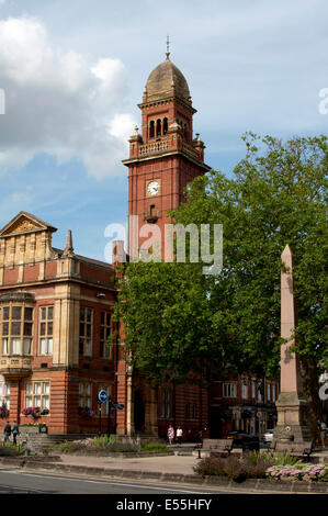 Il Municipio e assessore HENRY Bright memorial obelisco, Leamington Spa Warwickshire, Inghilterra, Regno Unito Foto Stock