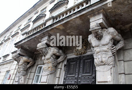 Corbel e Atlas su un edificio nel centro storico di Varsavia Foto Stock