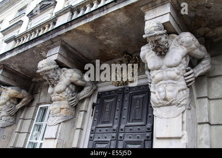 Corbel e Atlas sul Potocki palazzo nel centro storico di Varsavia Foto Stock