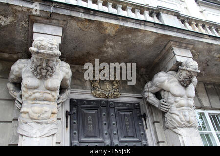 Corbel e Atlas su un edificio nel centro storico di Varsavia Foto Stock