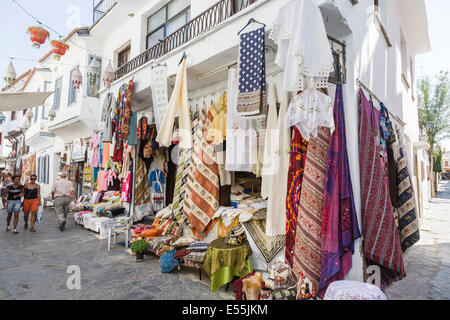 Negozio di Kusadasi, Turchia, vendono souvenir la visualizzazione locale di cuscini, coperte, tappeti e tessuti Foto Stock