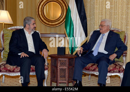 Doha in Qatar. 21 Luglio, 2014. Il presidente palestinese Mahmoud Abbas(R) si riunisce con i leader di Hamas Khaled Meshaal, a Doha, in Qatar, il 21 luglio 2014. Credito: Xinhua/Alamy Live News Foto Stock