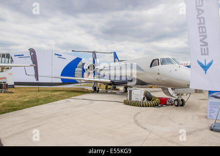 Embraer's Legacy 650, un grande business jet, è stato presentato al Farnborough International Air Show, dimostrando il suo lusso e la sua tecnologia avanzata per i viaggi aziendali. Foto Stock