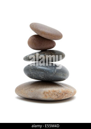 Pietre in pila equilibrata isolati su sfondo bianco Foto Stock