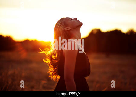 Ritratto di una giovane donna in controluce Foto Stock