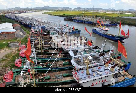 Taizhou, cinese della Provincia di Zhejiang. 22 Luglio, 2014. Barche da pesca prendere rifugio in Jinqing porto di pesca al fine di evitare il tifone Matmo nella città di Taizhou, est della Cina di Provincia dello Zhejiang, luglio 22, 2014. Typhoon Matmo, decimo del Typhoon per influenzare la Cina di quest'anno, si stava avvicinando la Cina del sud-est costa su Martedì. Credito: Tao Wenbiao/Xinhua/Alamy Live News Foto Stock